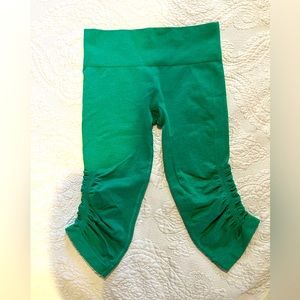 Lululemon green capris NEW